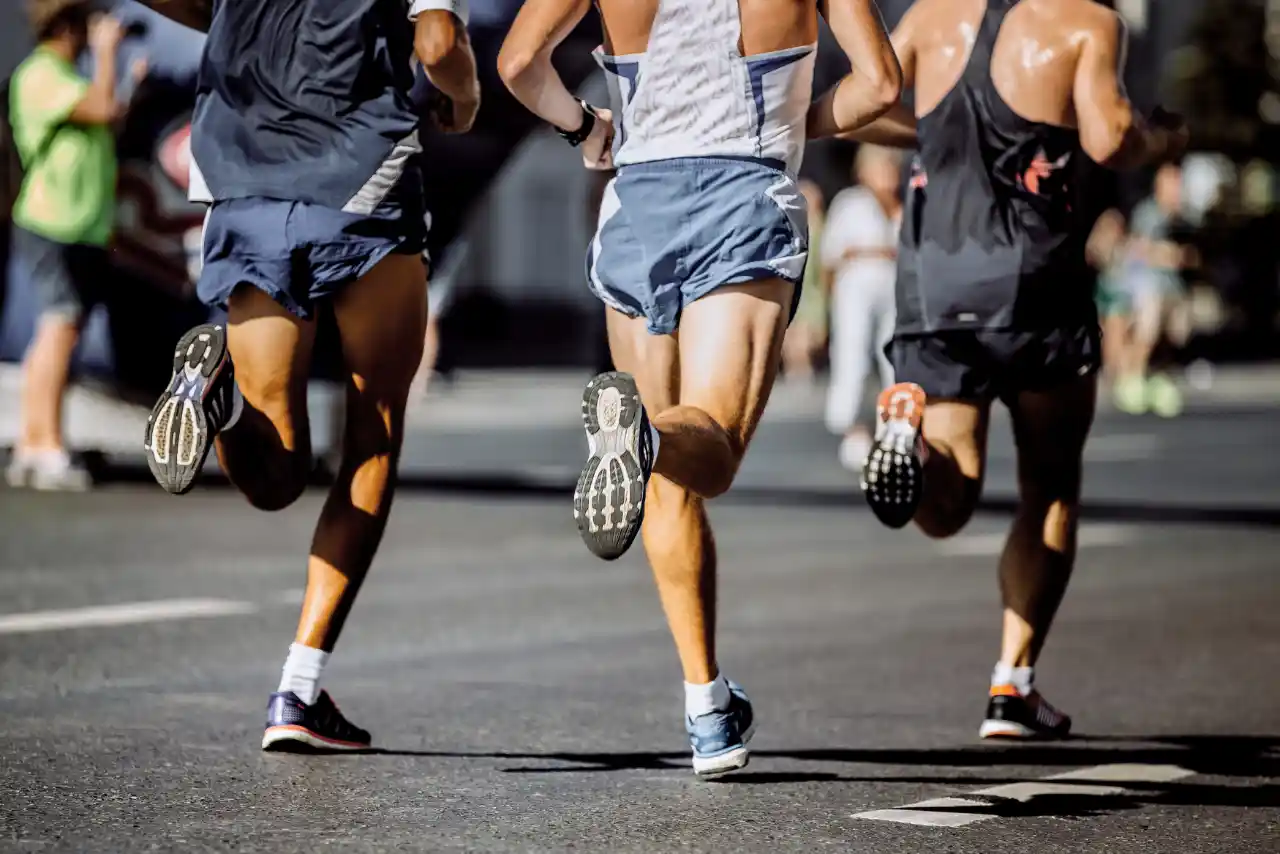 Coureuses et coureurs sur une route au lever du jour